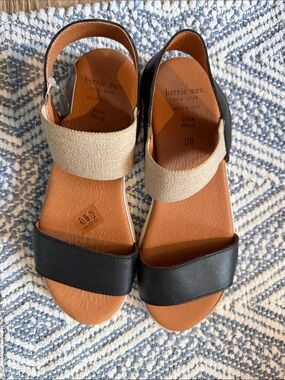 bernie mev. Black and Beige Elastic-Strap Leather Sandals